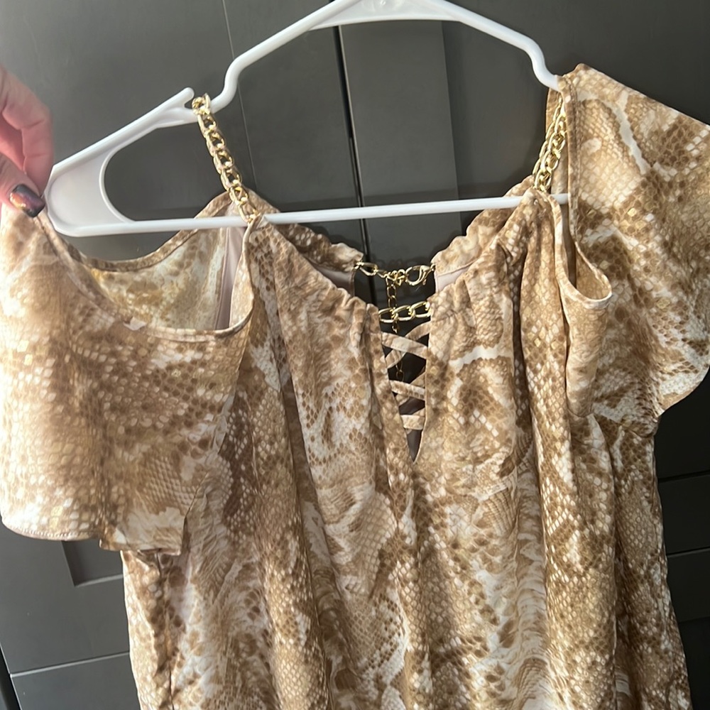 medium Thalia Sodi brand it’s a dressy top with gold chain links